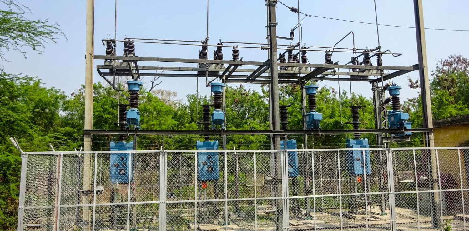 High-voltage power grid installation with transformers